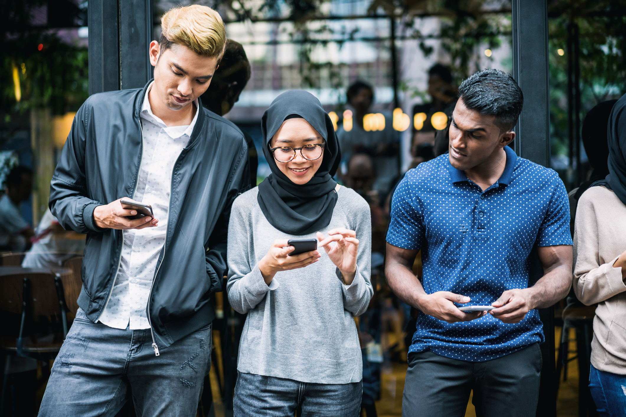 Orang ramai membaca nasihat kesihatan di media sosial