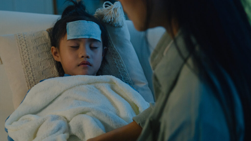 Gadis kecil demam malam