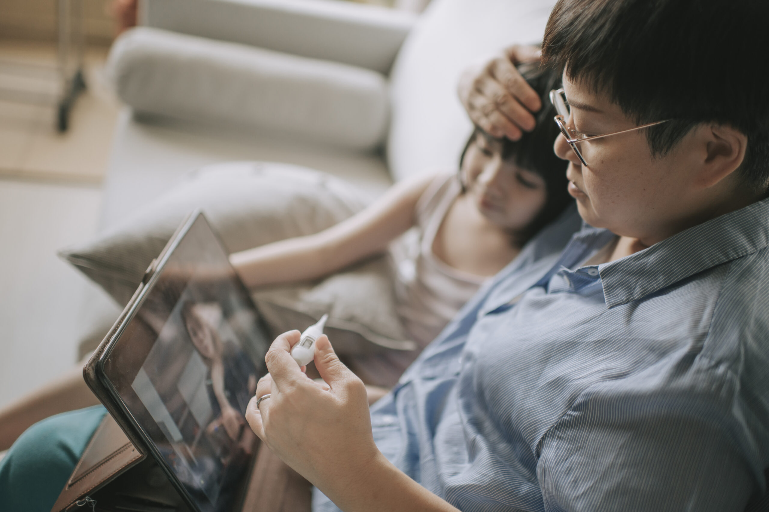 Konsultasi Doktor Online Malaysia bersama ibu menjaga anak sakit